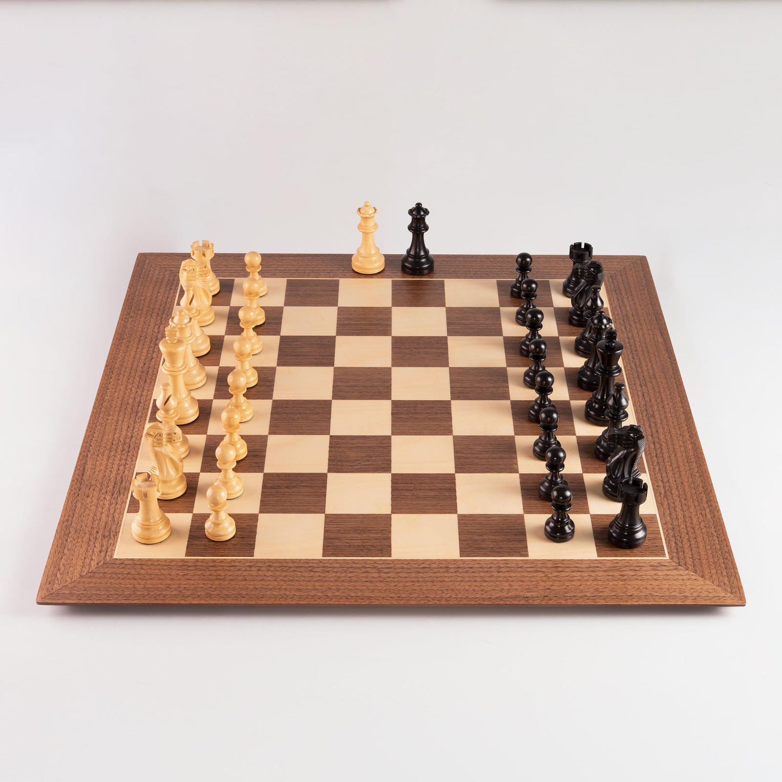 Tablero de ajedrez de madera con piezas Staunton en proporción correcta