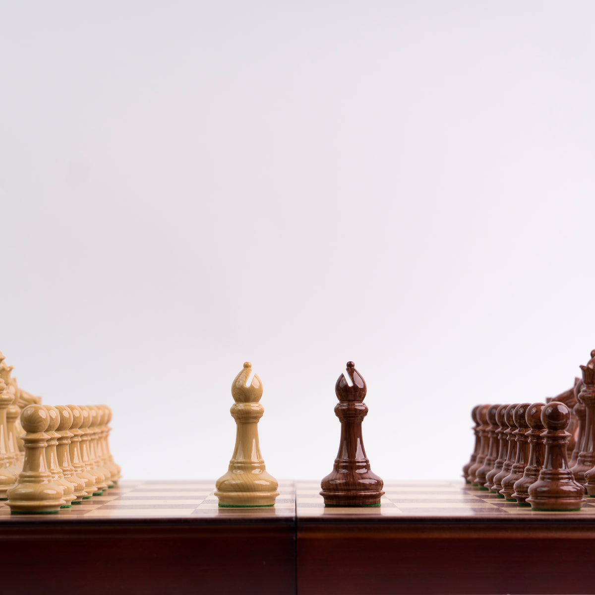 Ajedrez de Madera Modelo Madrid - Plegable Sin Coordenadas con piezas templario y almacenamiento interior