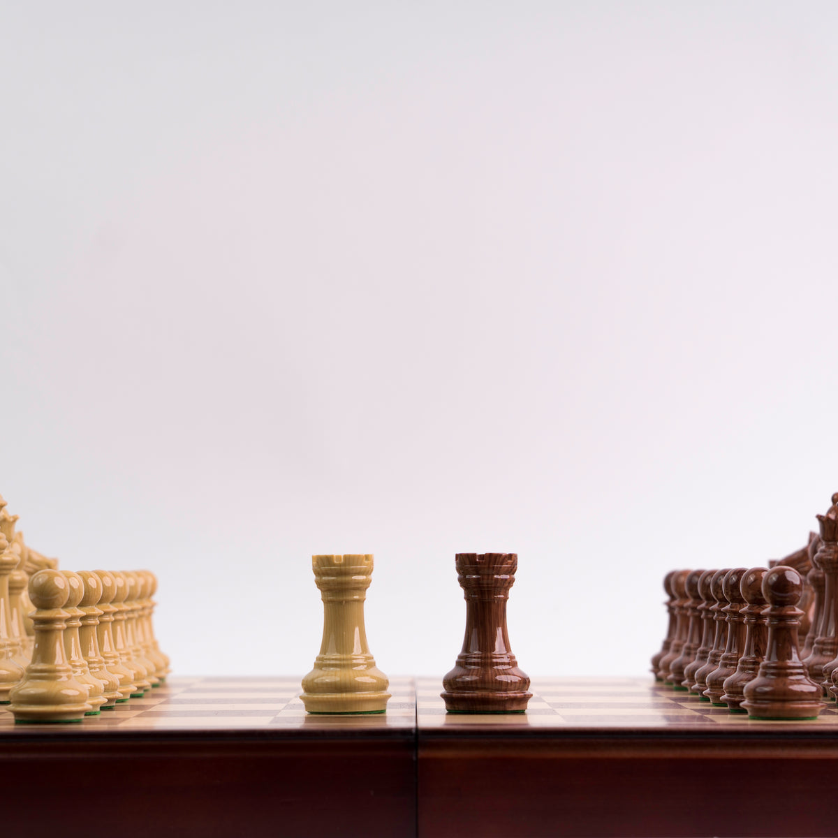 Ajedrez de Madera Modelo Madrid - Plegable Sin Coordenadas con piezas templario y almacenamiento interior