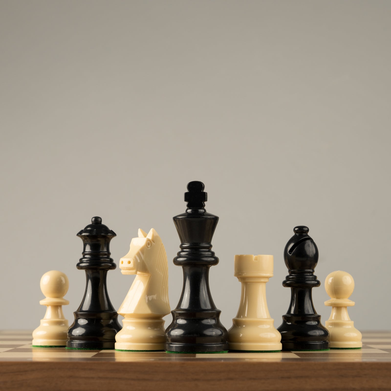 Piezas De Ajedrez Torneo Polímero Blanco y Negro Conjunto Completo De 34 Piezas