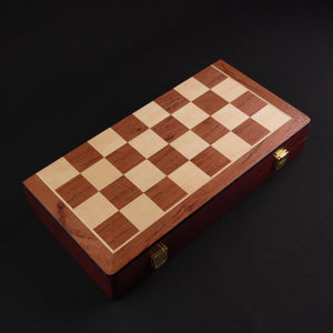 Tablero de Madera con Piezas de Metal Tono Oro y Plata