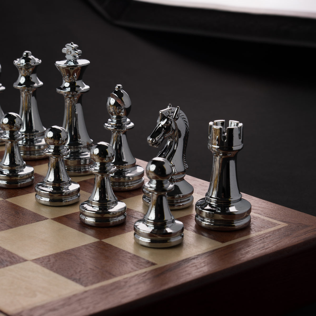 Tablero de Madera con Piezas de Metal Tono Oro y Plata