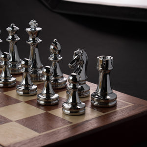 Tablero de Madera con Piezas de Metal Tono Oro y Plata