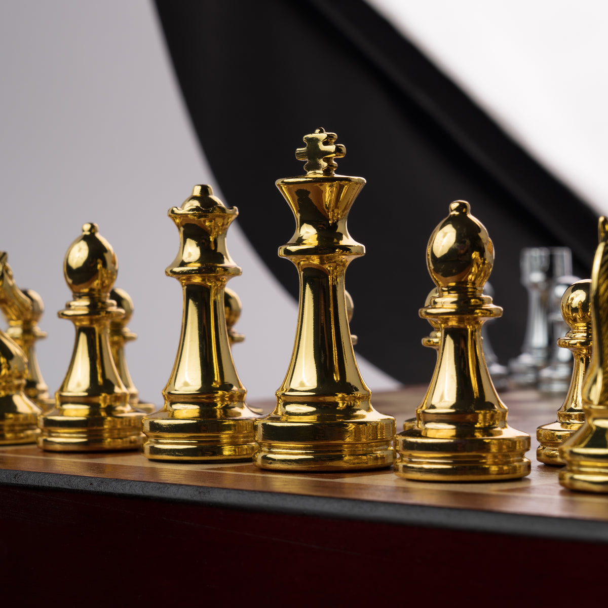 Tablero de Madera con Piezas de Metal Tono Oro y Plata