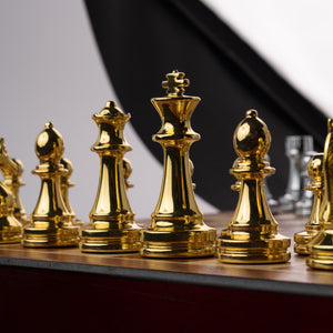 Tablero de Madera con Piezas de Metal Tono Oro y Plata