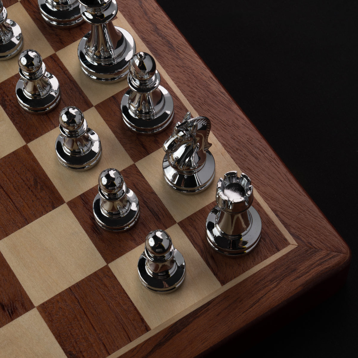 Tablero de Madera con Piezas de Metal Tono Oro y Plata