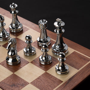 Tablero de Madera con Piezas de Metal Tono Oro y Plata