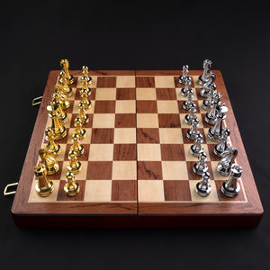 Tablero de Madera con Piezas de Metal Tono Oro y Plata