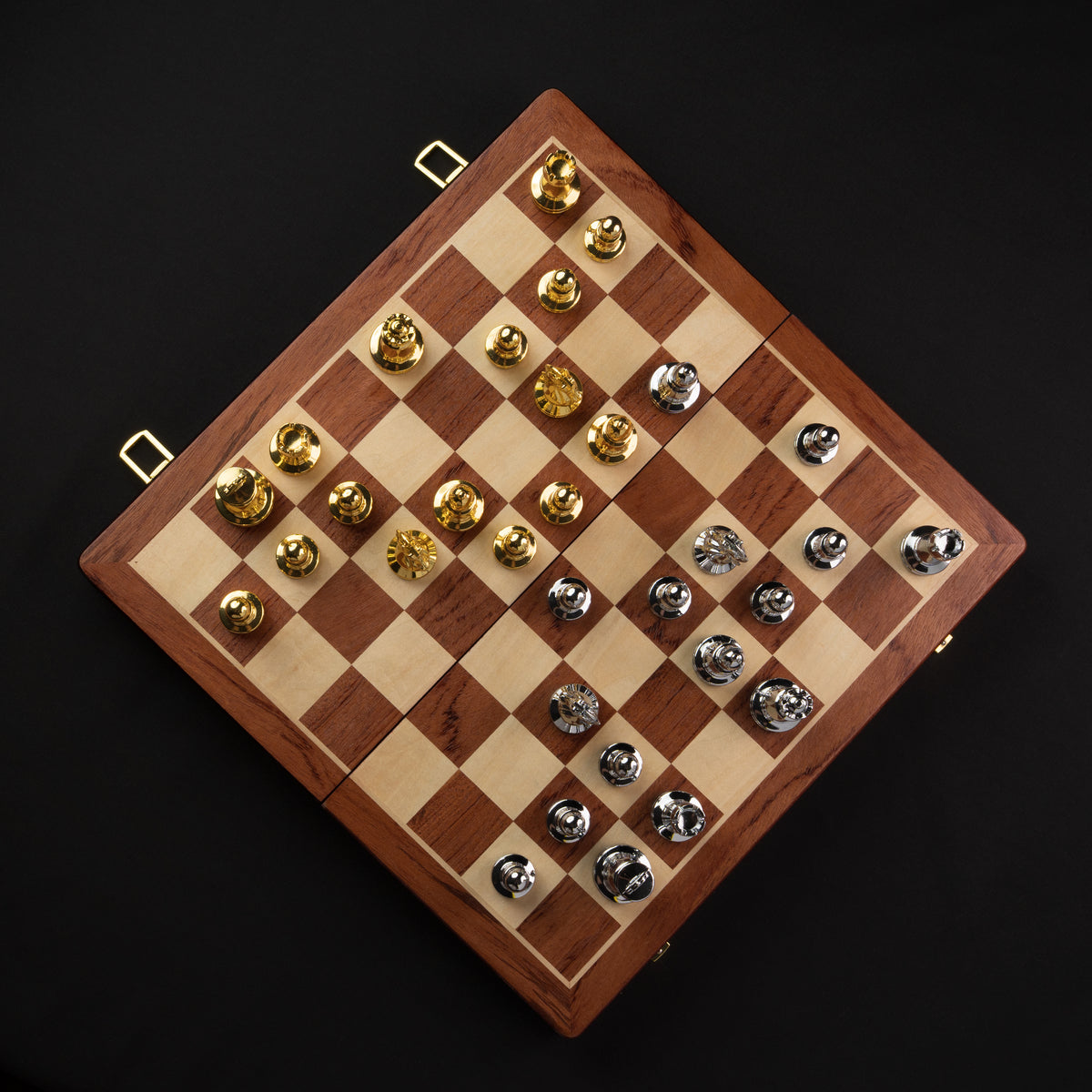Tablero de Madera con Piezas de Metal Tono Oro y Plata