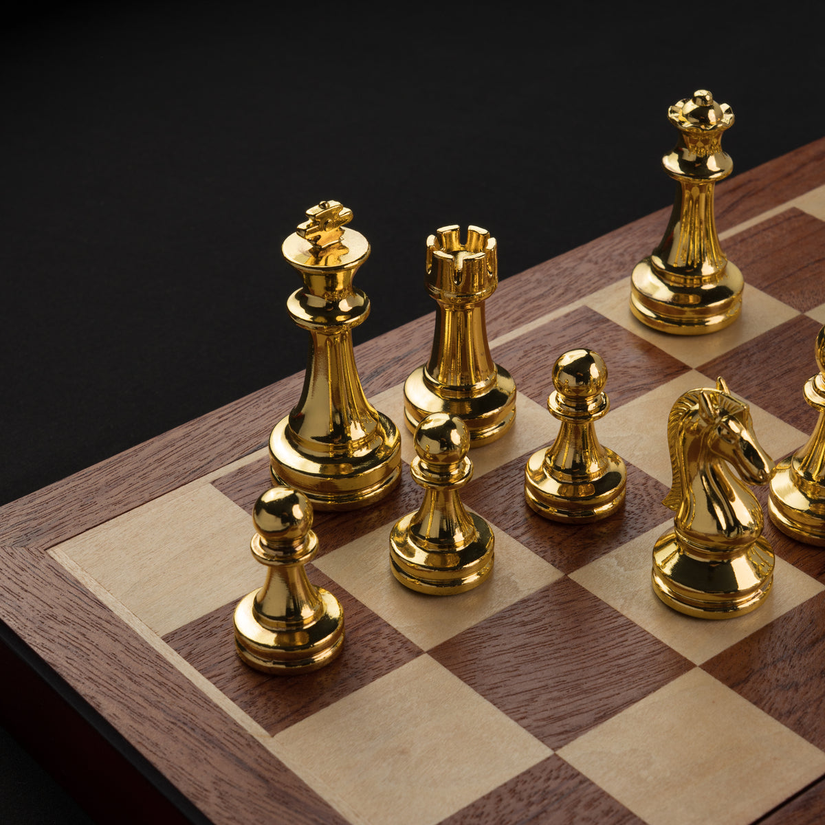 Tablero de Madera con Piezas de Metal Tono Oro y Plata