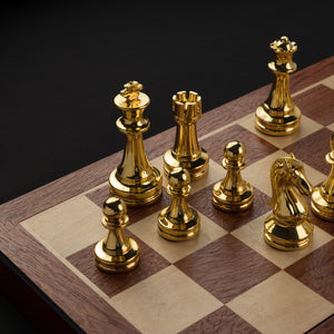 Tablero de Madera con Piezas de Metal Tono Oro y Plata