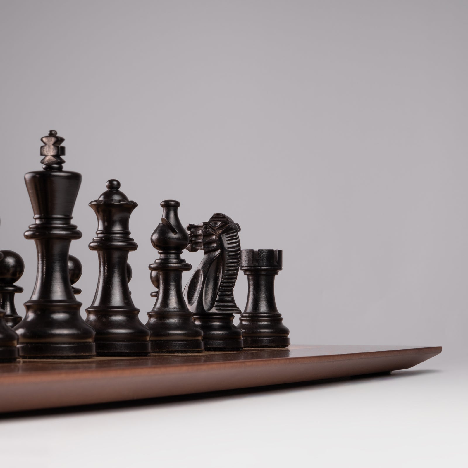 Ajedrez de Madera Ferrer Set Nogal Barcelona con piezas negras Deluxe
